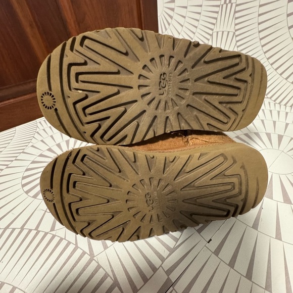 UGG Girls Bailey Boots 3 Buttons Size 13 Chestnut‎ - Picture 6 of 9